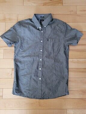 Volcom men's size small button up short sleeve shirt